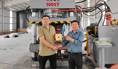 全自動(dòng)鹽磚機-1000噸牛羊(yáng)舔磚液(yè)壓機