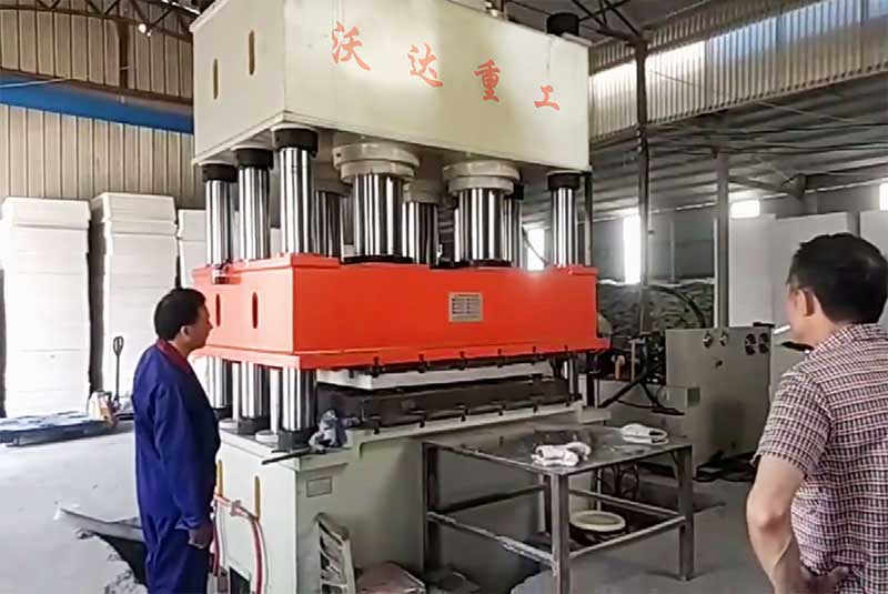 1250噸濾(lǜ)芯闆(pǎn)成型(xíng)液壓機