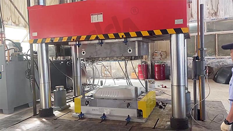 1500噸(dūn)smc汽車覆蓋(gài)件模(mó)壓成型液壓機(jī)