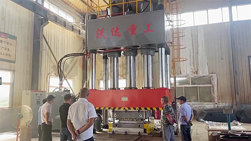 1500噸smc汽車覆蓋件(jiàn)模壓成(chéng)型液(yè)壓機