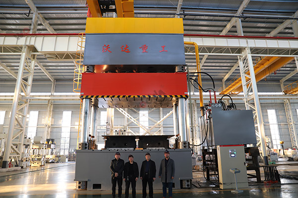 2500噸複合(hé)材料成型(xíng)液壓機_大(dà)型四柱(zhù)液(yè)壓機廠家(jiā)