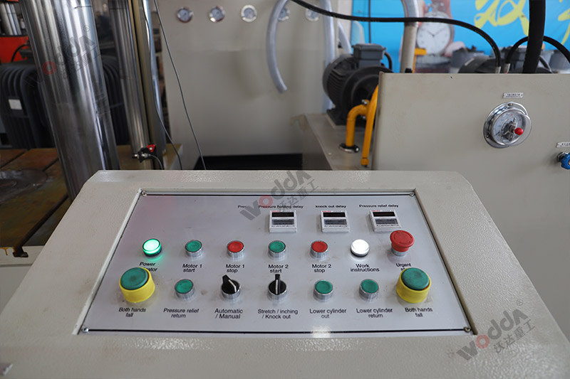 500噸蓄電池外殼拉伸成型(xíng)液壓(yā)機