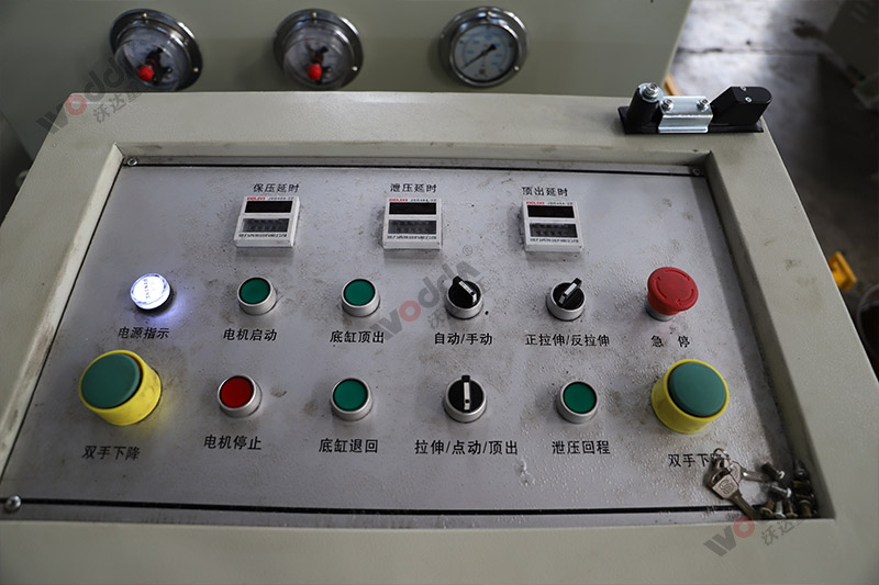 400噸不鏽鋼水(shuǐ)箱闆(pǎn)液壓機