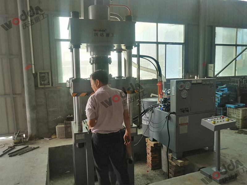 200噸不(bú)鏽鋼離心風(fēng)機成(chéng)型液壓機(jī)