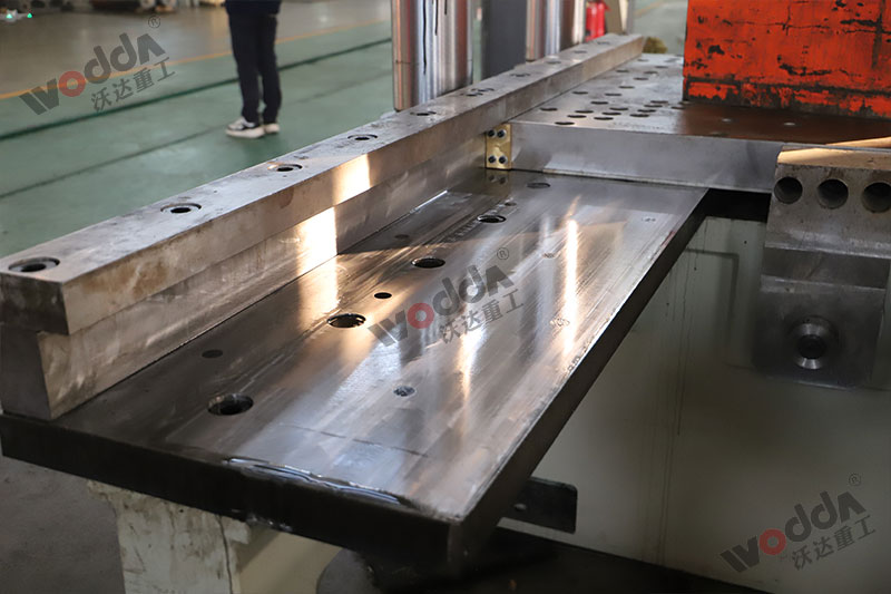 500噸四柱液壓機帶(dài)移動(dòng)工作(zuò)台