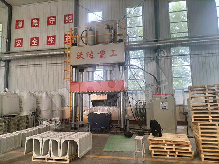 800噸(dūn)u型排水溝成型液(yè)壓機（圖(tú)2）