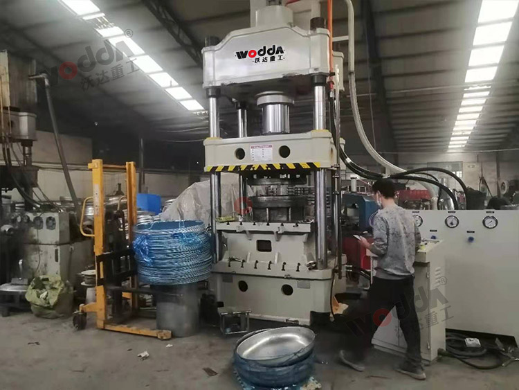 315噸汽(qì)車水箱拉伸液(yè)壓機