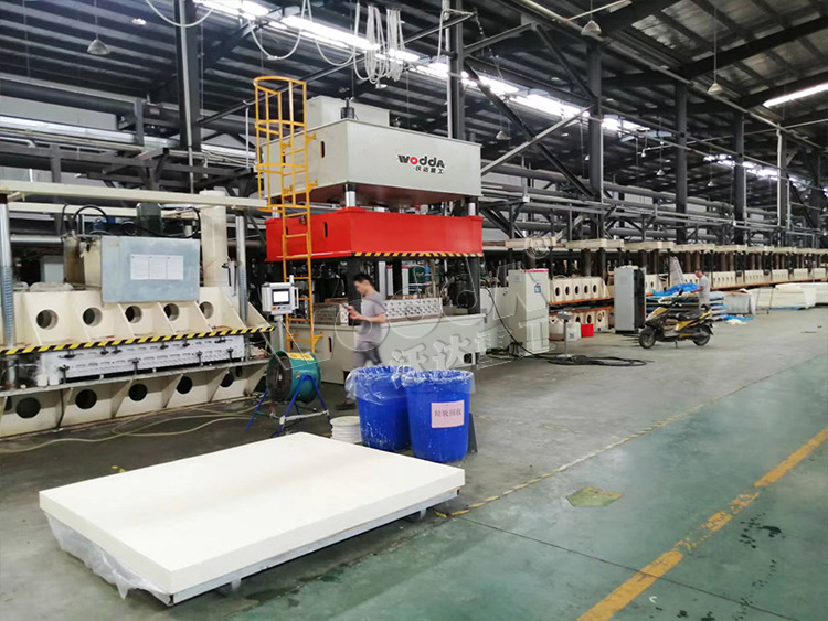 315噸四柱(zhù)液壓機壓制床(chuáng)墊現場