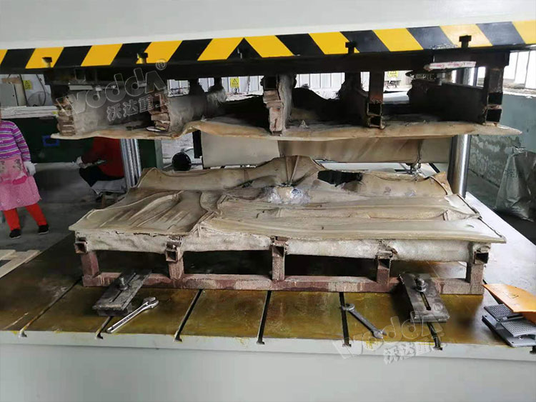 200噸液(yè)壓機熱壓汽車内飾(shì)件