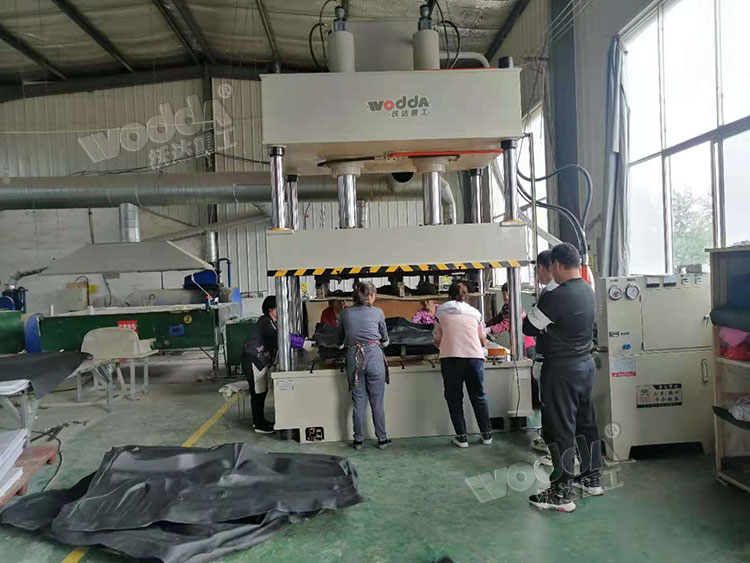 200噸汽車内飾件熱壓成型液(yè)壓機