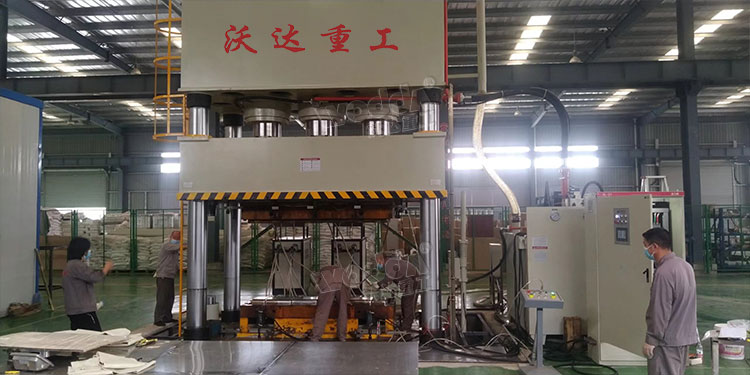 玻(bō)璃鋼(gāng)電纜橋(qiáo)架成型液壓機客戶加(jiā)工(gōng)車(chē)間