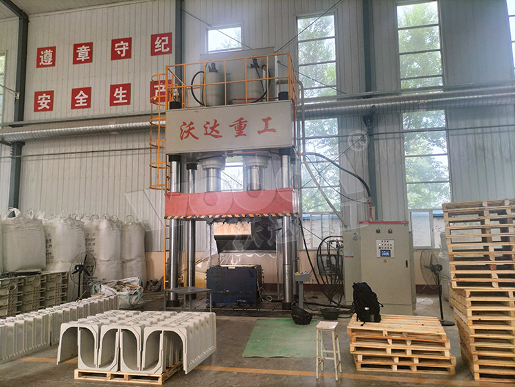800噸u型排水溝成型液壓機(jī)客戶(hù)現場