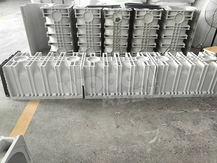 模(mó)壓(yā)成型smc溝槽(cáo)産品