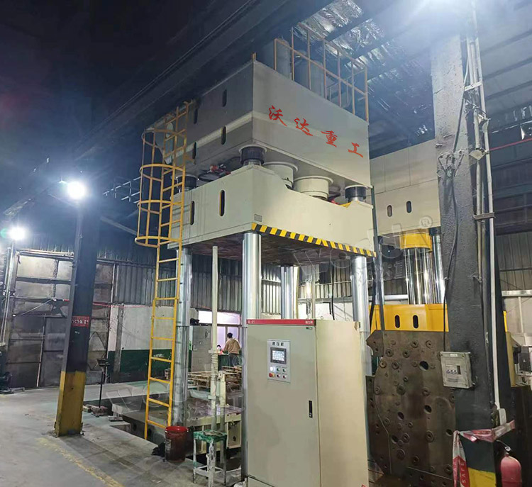 1500噸(dūn)雙工位(wèi)複合(hé)材料成型(xíng)液壓(yā)機(jī)