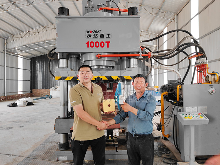 全自(zì)動鹽磚(zhuān)機試機(jī)成功(gōng)
