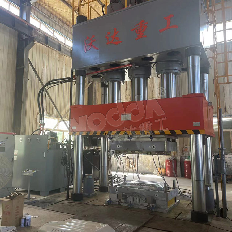 1500噸四柱(zhù)液壓機模壓smc汽(qì)車覆蓋件(jiàn)