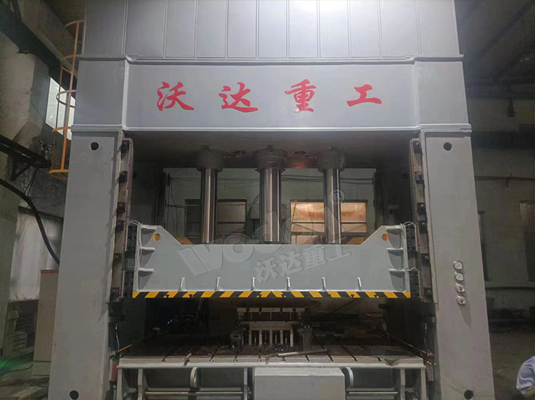 630噸汽(qì)車配(pèi)件拉伸液(yè)壓機(jī)客戶現場
