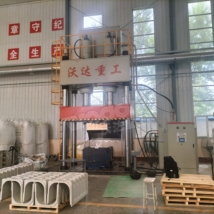 800四柱液(yè)壓機(jī)（u型排水溝(gōu)成型(xíng)液壓(yā)機）客(kè)戶現(xiàn)場