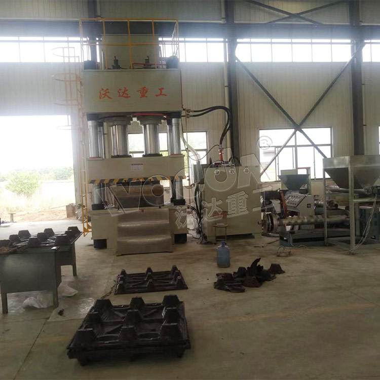 800噸(dūn)四柱(zhù)液壓機模壓(yā)塑料(liào)托盤客戶現場(chǎng).jpg