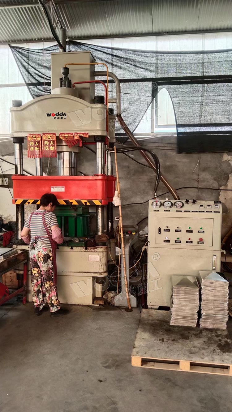 200噸四柱(zhù)液(yè)壓(yā)機