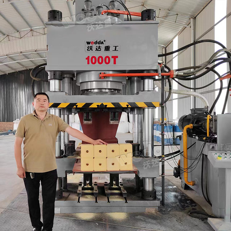 1000噸(dūn)液壓機(jī)-鹽磚機(jī)