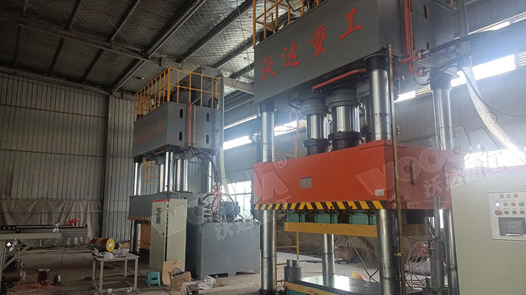 1500噸(dūn)四(sì)柱液(yè)壓機(jī)模壓smc汽車(chē)導流(liú)罩客戶現場