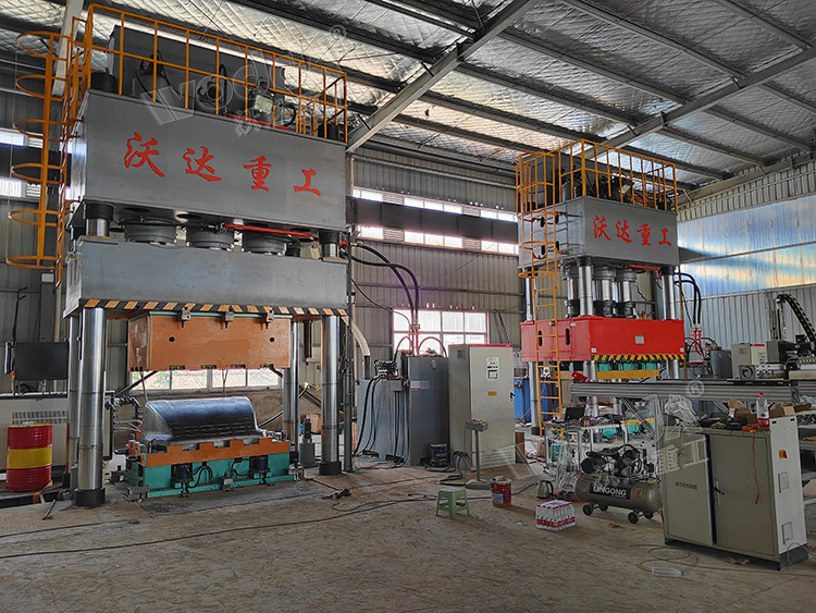 1500噸smc汽(qì)車導流罩成型(xíng)液壓機(jī)客戶現場(chǎng)