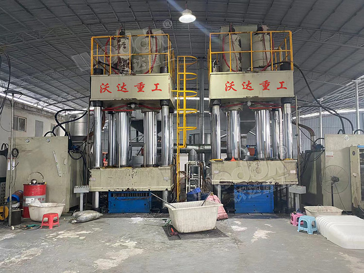 1000噸模壓建築塑(sù)料模(mó)殼成(chéng)型液壓機客戶現場(chǎng)