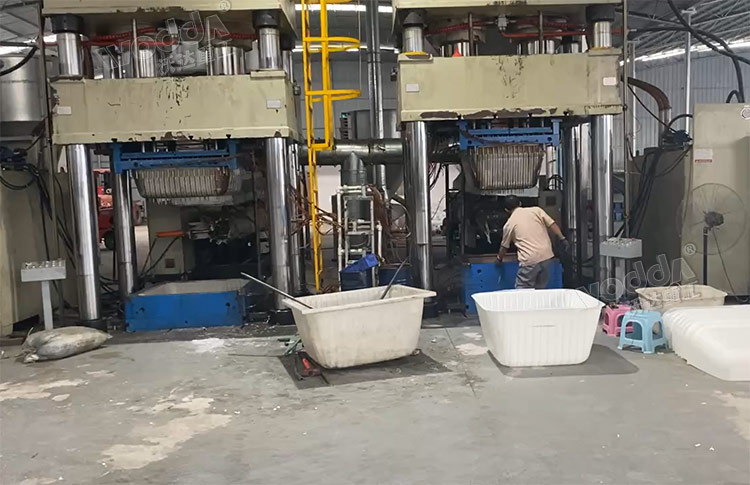 1000噸四柱液(yè)壓機模壓建築(zhù)塑料模殼(ké)