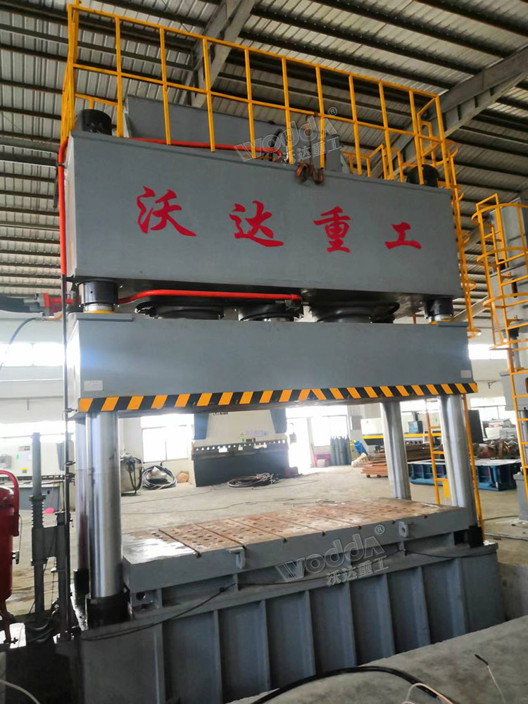 1250噸四柱(zhù)液壓機(jī)安裝調試(shì)