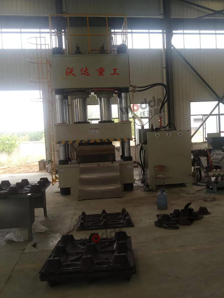 800噸塑料(liào)托盤(pán)成型液壓機