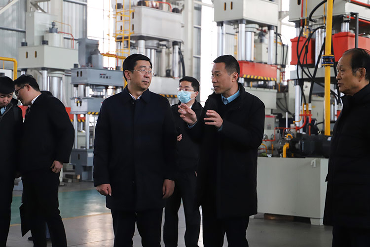 徐(xú)州市(shì)委常委、經開區(qū)黨工委書記張克一行觀看車間