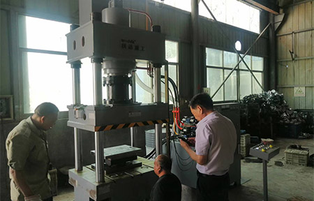200噸不鏽鋼(gāng)離心風機成型(xíng)液(yè)壓機