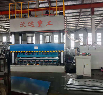 不鏽鋼(gāng)水箱(xiāng)闆液壓機(jī)_1000噸液壓機